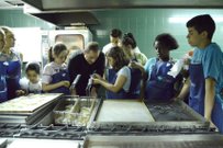 Medio centenar de jóvenes participan en el campamento de cocina de la Apehl