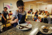Los niños aprenden a cocinar de la mano de Alejandro Méndez en el campamento de verano de la Apehl