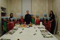 Los más pequeños aprenden a cortar verduras en los talleres de cocina organizados por la Apehl