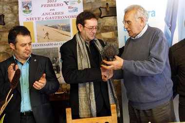 La Apehl recibe el Urogallo del Cincuentenario del Club Ancares