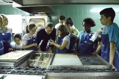 Medio centenar de jóvenes participan en el campamento de cocina de la Apehl