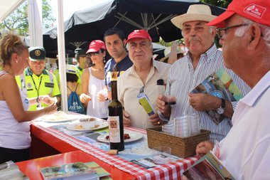 Caras conocidas y visitantes internacionales en el puesto de …E para comer, Lugo en La Vuelta 2014