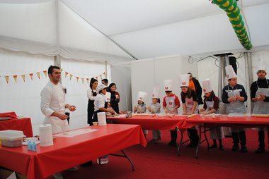 Héctor López pone la guinda a los talleres de cocina infantiles