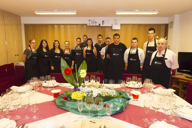 La Apehl forma en hostelería a personas desempleadas