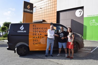 La Apehl recibe de parte de su colaborador Cafés Candelas un vehículo nuevo para la promoción de la provincia de Lugo en La Vuelta