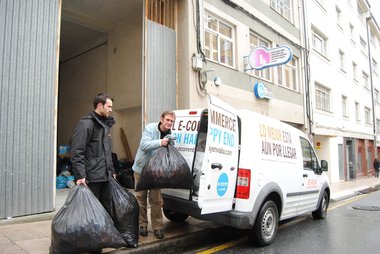 La Apehl entregó hoy los tapones de la campaña para ayudar a la niña de Quiroga nacida sin una mano