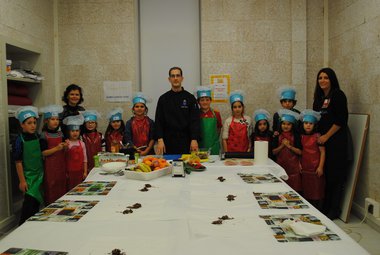Los más pequeños aprenden a cortar verduras en los talleres de cocina organizados por la Apehl