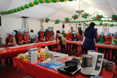 Los postres y las frutas fueron los protagonistas hoy de los talleres de cocina infantiles